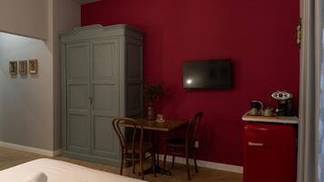 Deluxe Room | Desk, laptop workspace, blackout drapes, soundproofing