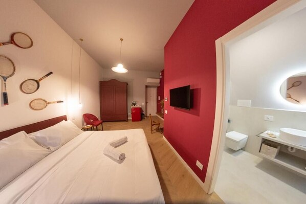 Deluxe Room | Desk, laptop workspace, blackout drapes, soundproofing