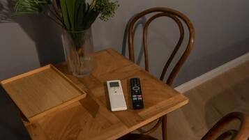 Deluxe-Studio | Schreibtisch, laptopgeeigneter Arbeitsplatz, VerdunkelungsvorhÀnge