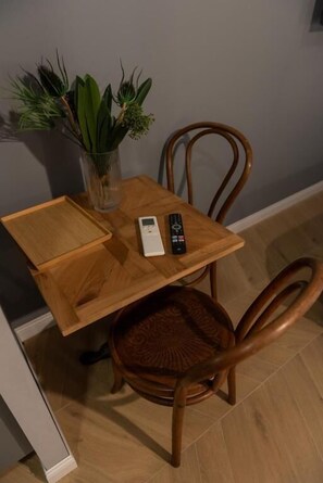 Studio – deluxe | Skrivebord, skrivebord for bærbar PC, blendingsgardiner og lydisolert