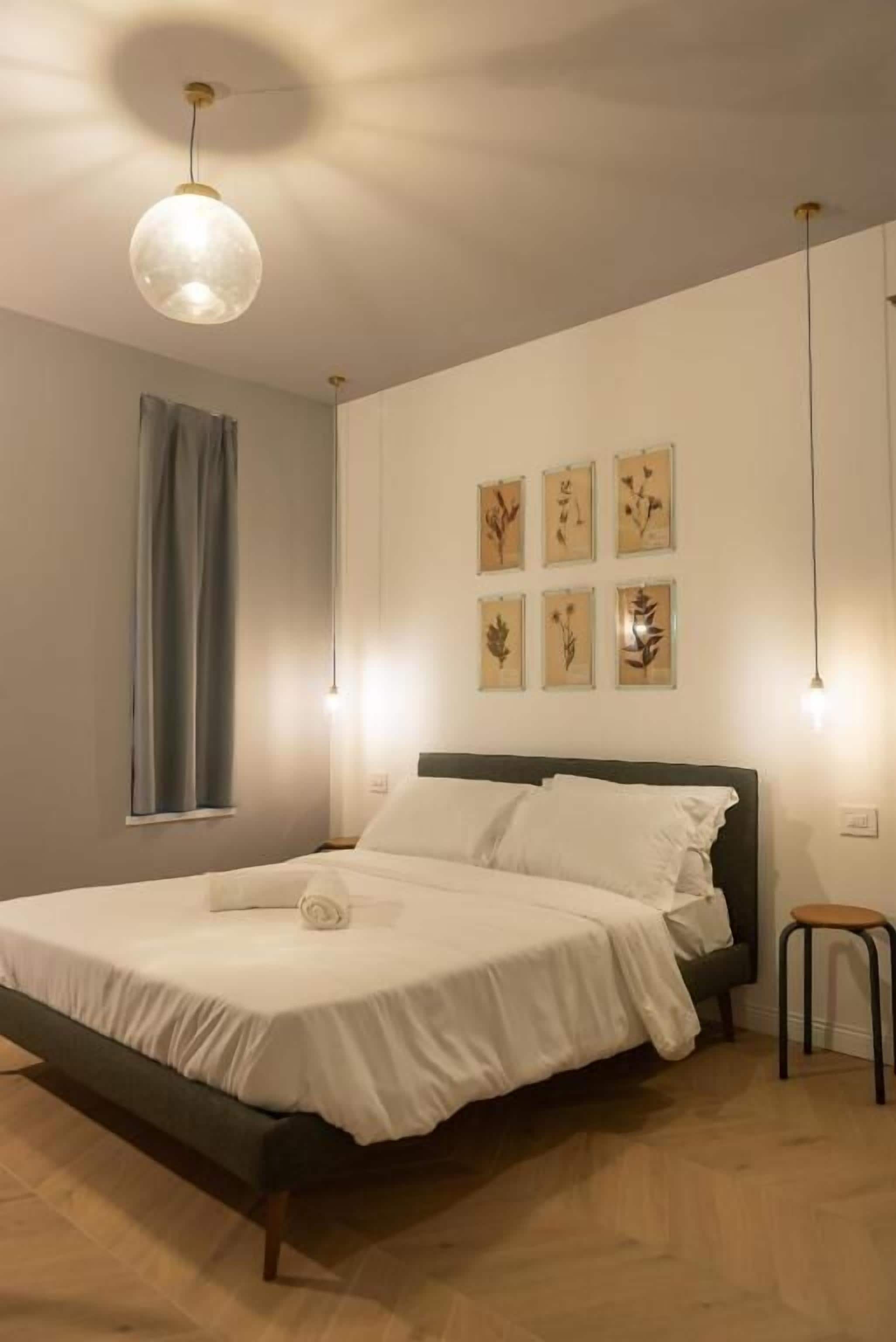 Deluxe Room | Desk, laptop workspace, blackout drapes, soundproofing