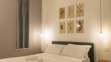 Deluxe Room | Desk, laptop workspace, blackout drapes, soundproofing