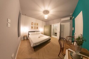 Deluxe Room | Desk, laptop workspace, blackout drapes, soundproofing