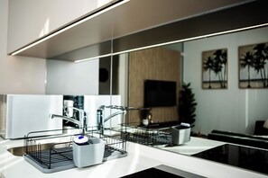 Een microgolfoven, een oven, een kookplaat