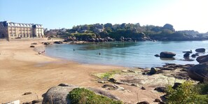 Una spiaggia nelle vicinanze
