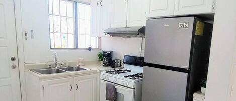 Jääkaappi, mikroaaltouuni, liesi, kahvin-/teenkeitin