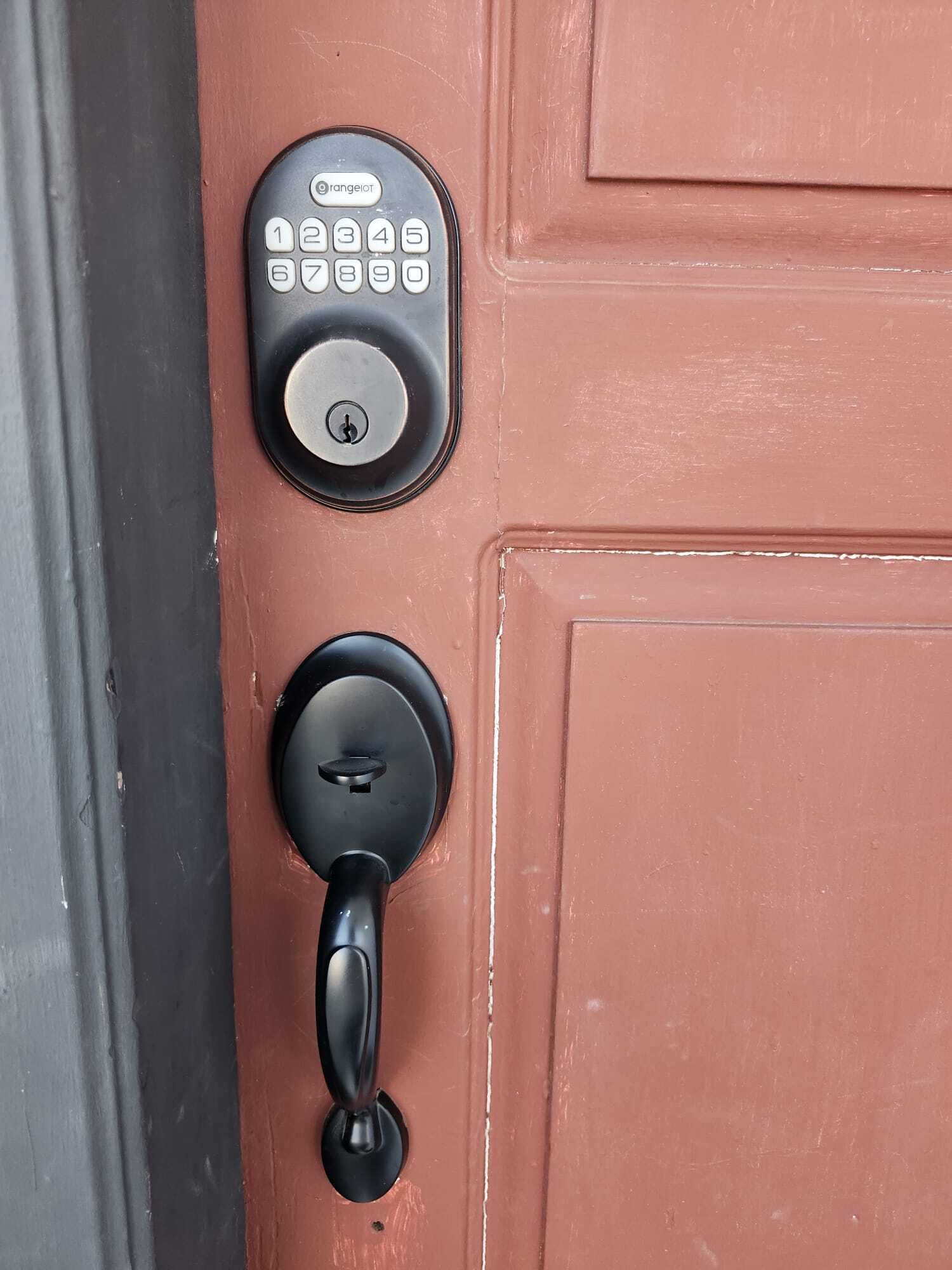 Una puerta con teclado numérico y cerradura para llave.
