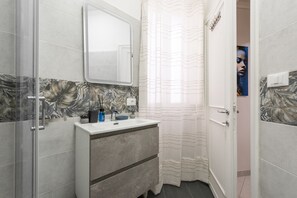 Regadera, secadora de cabello, toallas, jabón 