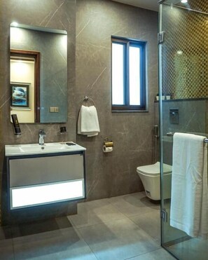 Habitación doble Deluxe, vista a la ciudad | Baño | Regadera, amenidades de baño gratuitas, toallas, jabón