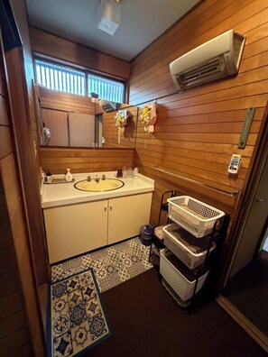 Hair dryer, bidet, towels, soap - Traditional Japanese House - 5 min Walk to Harry Potter, Family Friendly (Nerima-ku Hayamiya)