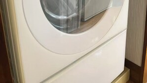 Eine Panasonic Waschmaschine in einem Geschäft.