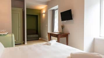 Superior Triple Room | Blackout drapes, soundproofing, iron/ironing board, free WiFi