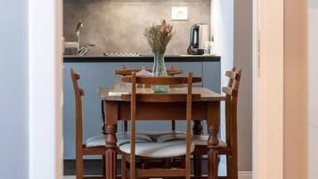 Suite estudio superior | Área de sala de estar