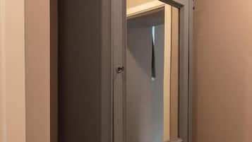 Studio Suite Junior | Màn/rèm cản sáng, phòng cách âm, bàn ủi/dụng cụ ủi quần áo