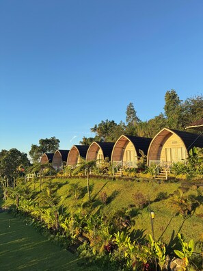 Deluxe-Ferienhütte, Balkon, Gartenblick | Terrasse/Patio