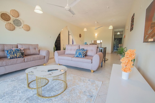  2-bedroom Apartment - 3 Minutes to The Beach