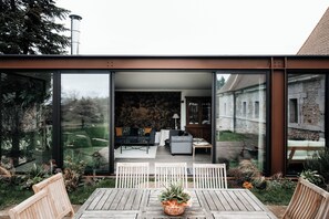 Outdoor dining - Luxury Medieval MANOR rated 5 stars in Normandy (Le Mesnil-Jourdain)