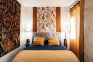5 bedrooms, iron/ironing board, WiFi, bed sheets