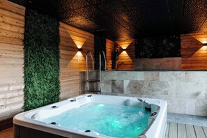 Indoor spa tub