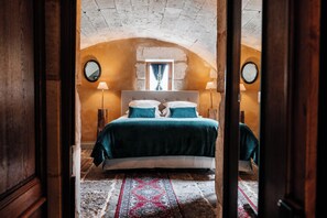 5 bedrooms, iron/ironing board, WiFi, bed sheets