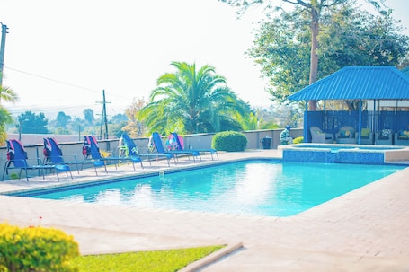 Una piscina al aire libre