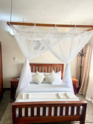 Desk, laptop workspace, iron/ironing board, free WiFi