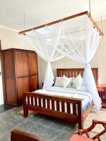 Quarto casal executivo, vista para o jardim | Escrivaninha, espaço de trabalho para notebook