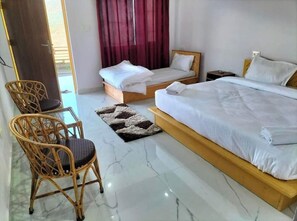 Desk, free WiFi, bed sheets - MahaGauri Hotel & Resort (Ukhimath)