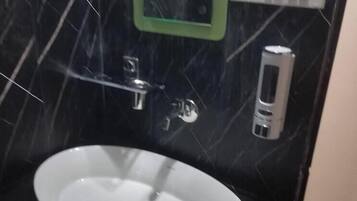 Ducha, artículos de tocador gratuitos, toallas, jabón