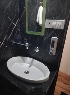 Basic Double Room, Mountain View | Bathroom | Bathtub, free toiletries, towels, soap