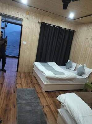 Bàn, truy cập Internet không dây miễn phí, bộ trải giường 