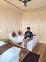 Escritorio, wifi gratis, ropa de cama
