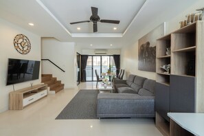 Comfort Townhome, Patio | Living area