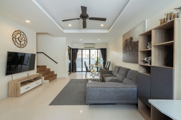 Townhome Comfort - uteplats | Vardagsrum