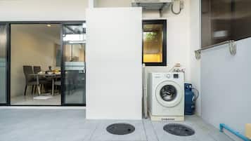Townhouse Comfort, patio | Kamar mandi | Sandal