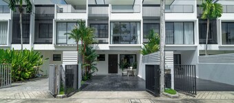 Awesome 3bd Townhouse with a patio