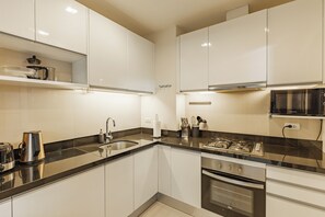 Comfort Townhome, Patio | Dapur peribadi | Cerek elektrik, kerusi tinggi 