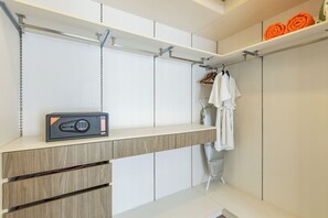 Comfort Townhome, Patio | Free WiFi, bed sheets - Awesome 3bd Townhouse with a patio (Choeng Thale)