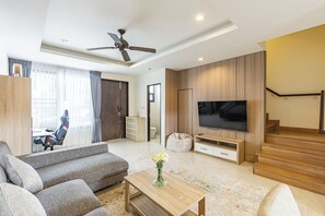 Comfort Townhome, Patio | Ruang tamu | 15 inci sebuah televisyen pintar dengan kabel 