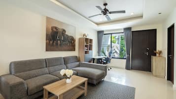 Comfort Townhome, Patio | Living area