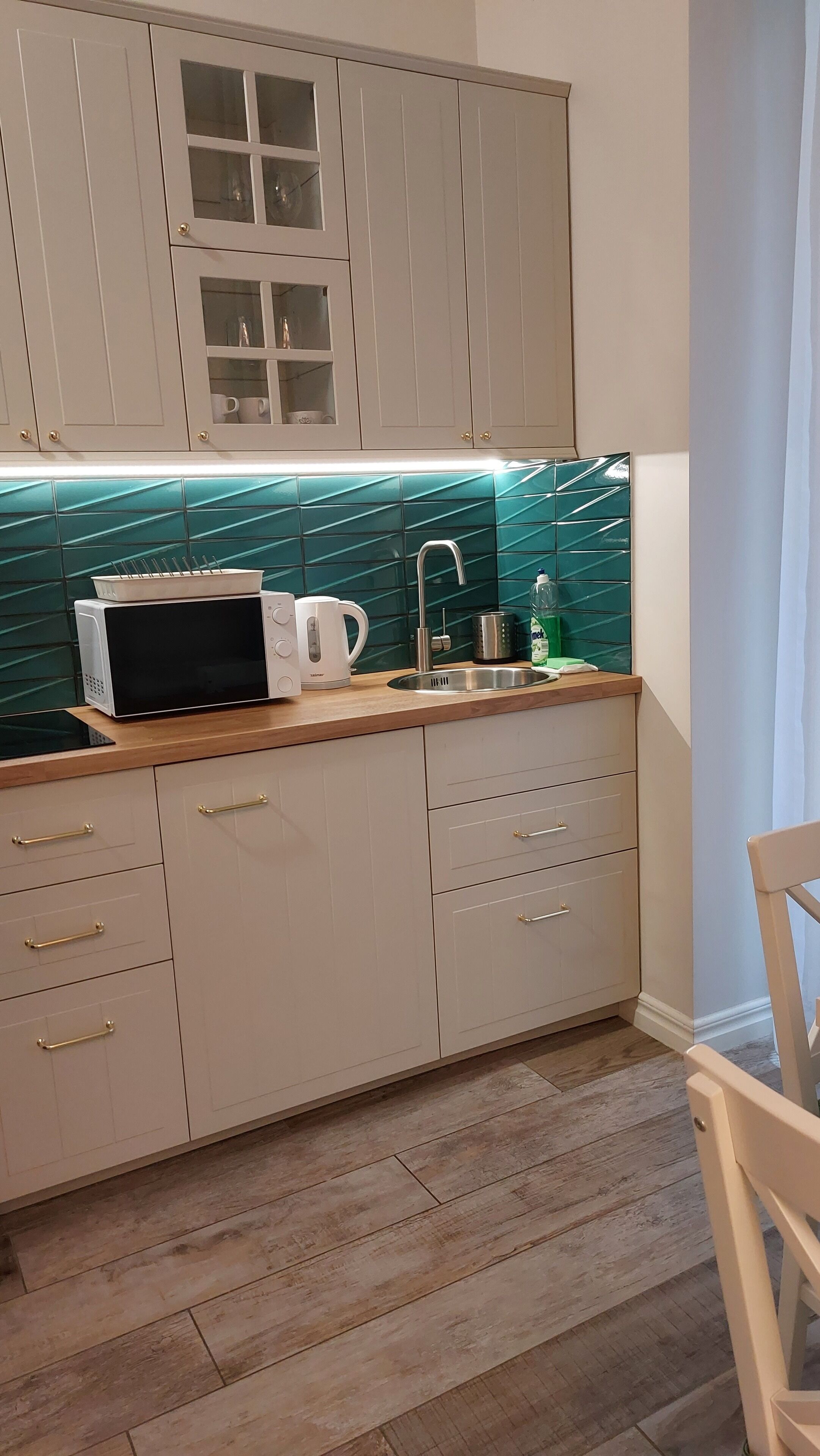 クラシック スタジオ | 専用キッチン | 大型冷蔵庫、電子レンジ、コンロ、電気ポット