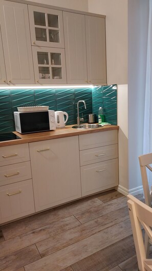 Studio Klasik | Dapur pribadi | Lemari es besar, microwave, kompor, dan peralatan masak/sendok-piring