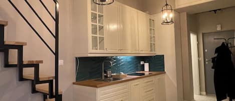Monolocale familiare | Cucina privata | Frigorifero con congelatore, microonde, piano cottura