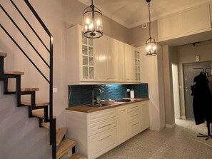 Studio Keluarga | Dapur pribadi | Lemari es besar, microwave, kompor, dan peralatan masak/sendok-piring