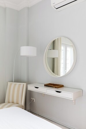 Blackout curtains, soundproofing, iron/ironing board, free WiFi - Eclair by halu (Thessaloniki)
