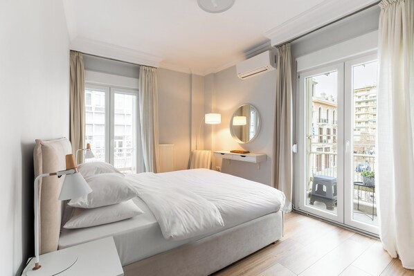 Departamento, 2 habitaciones, balcón, vista a la ciudad | Cortinas blackout, insonorización y tabla de planchar con plancha