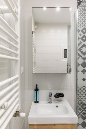 Departamento, 2 habitaciones, balcón, vista a la ciudad | Baño