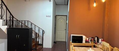 Dortoir Partagé, hommes uniquement | Coin séjour