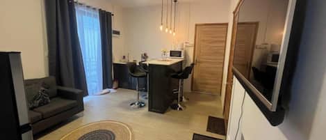 Apartment, 2 Bedrooms, Smoking, Balcony | Living room
