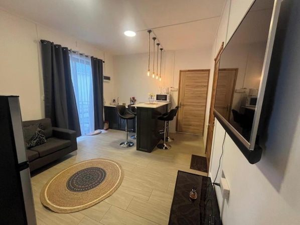 Apartment, 2 Bedrooms, Smoking, Balcony | Living room